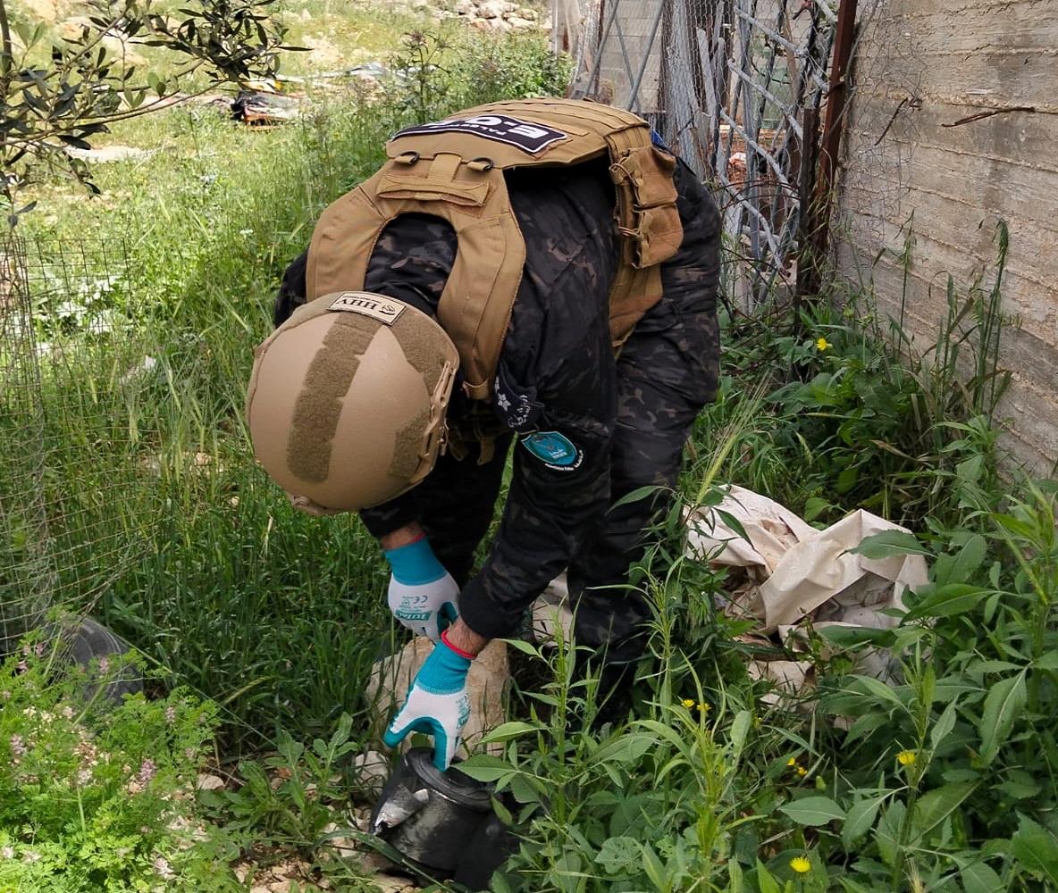 الشرطة الفلسطينية تتعامل مع شظايا صاروخية في سلفيت