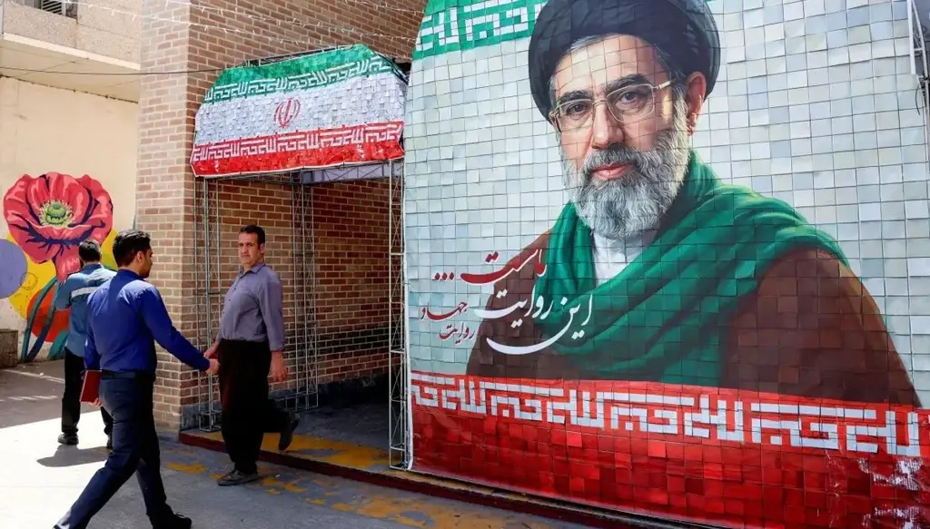 خامنئي يسمّي قيادته العسكرية: عبداللهي للأركان ووحيدي للحرس الثوري