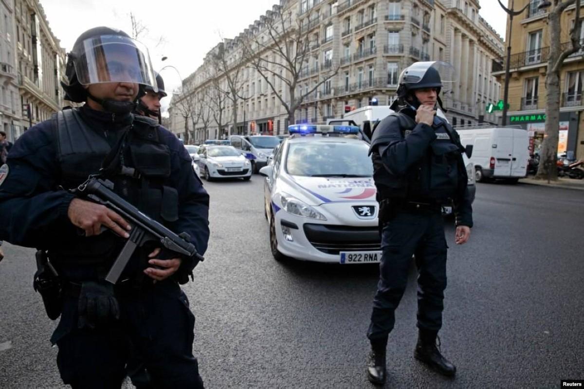 باريس : شاب يطعن 3 فتيات ويردد تلقيت الأمر من الله
