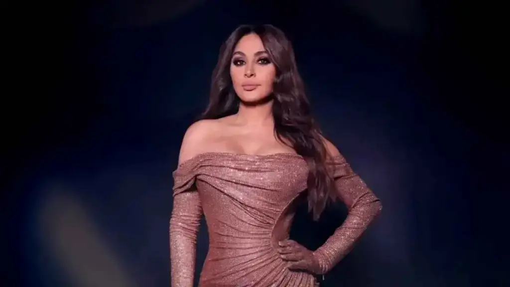 إليسا تخطف الأنظار بإطلالة من حقبة الستينات