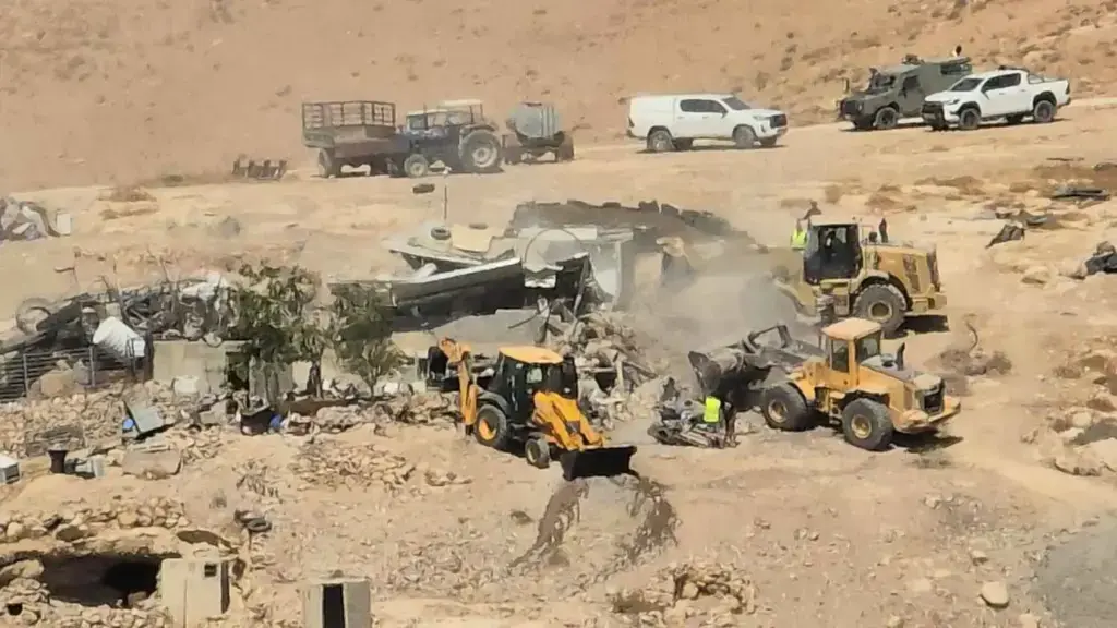 سلطات الاحتلال تهدم منازل 80 عائلة ومسجدًا في النقب