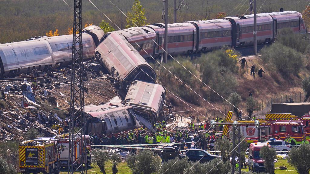 إسبانيا : ارتفاع ضحايا حادث تصادم القطارين إلى 64 قتيلا