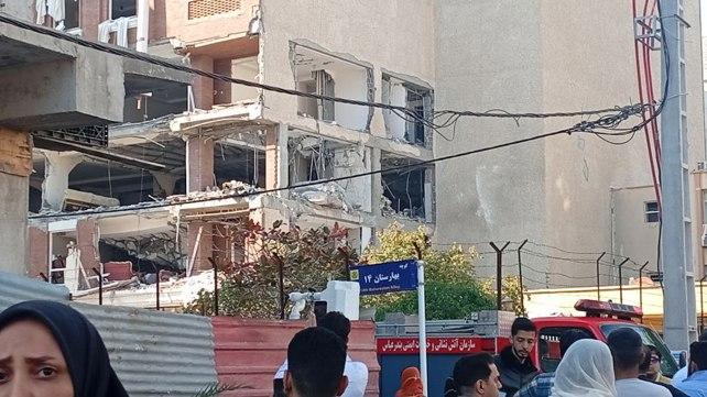 نفي اغتيال قائد البحرية.. قتلى وجرحى إثر انفجارٍ غامض جنوب إيران