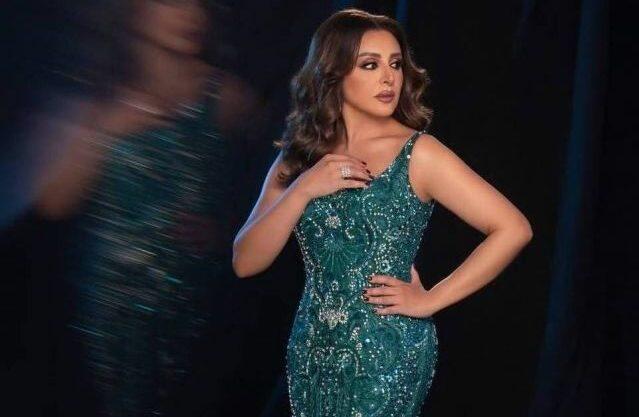 أنغام بإطلالة برّاقة بتدرجات الأخضر الزمردي الرائع