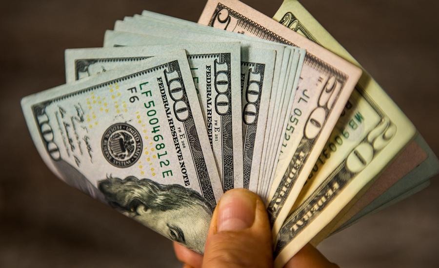 خبير اقتصادي يكشف لـ"خبر" عن أسباب الانخفاض المستمر في أسعار صرف الدولار الأمريكي