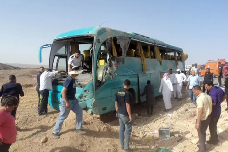 مصرع 16 شخصًا وإصابة 28 آخرين بجروح في انقلاب حافلة جنوب سيناء
