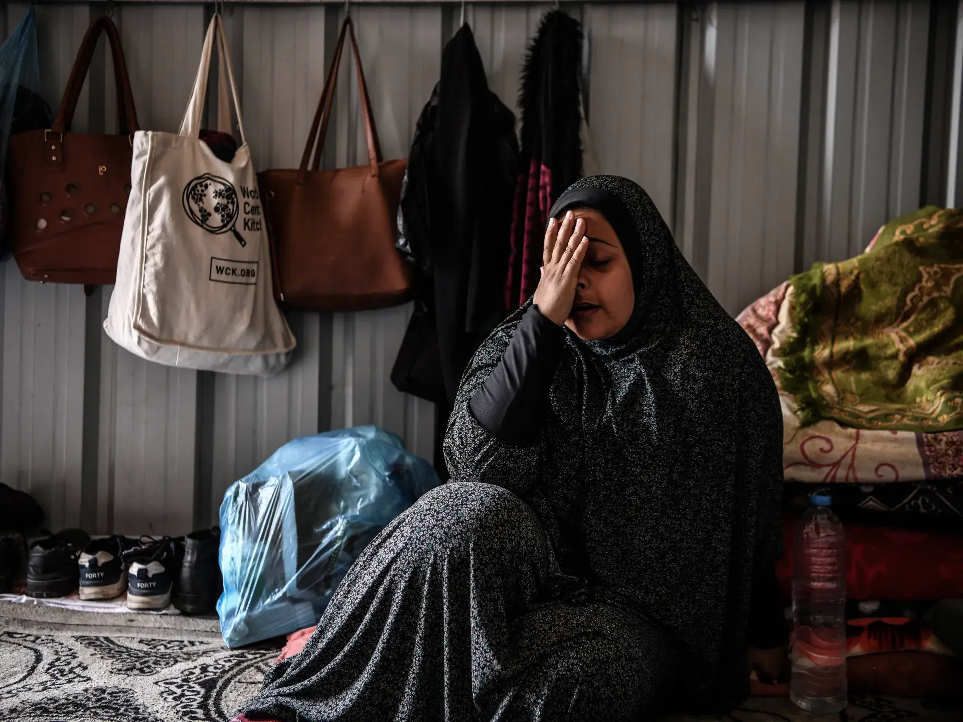 تقرير: انتهت الحرب.. وظلت أرامل غزة يحملن أثقالها