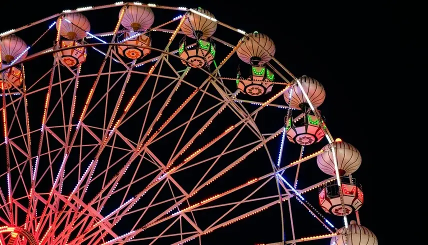 الهند.. تحطم أرجوحة عملاقة من ارتفاع 60 قدماً وإصابة العشرات