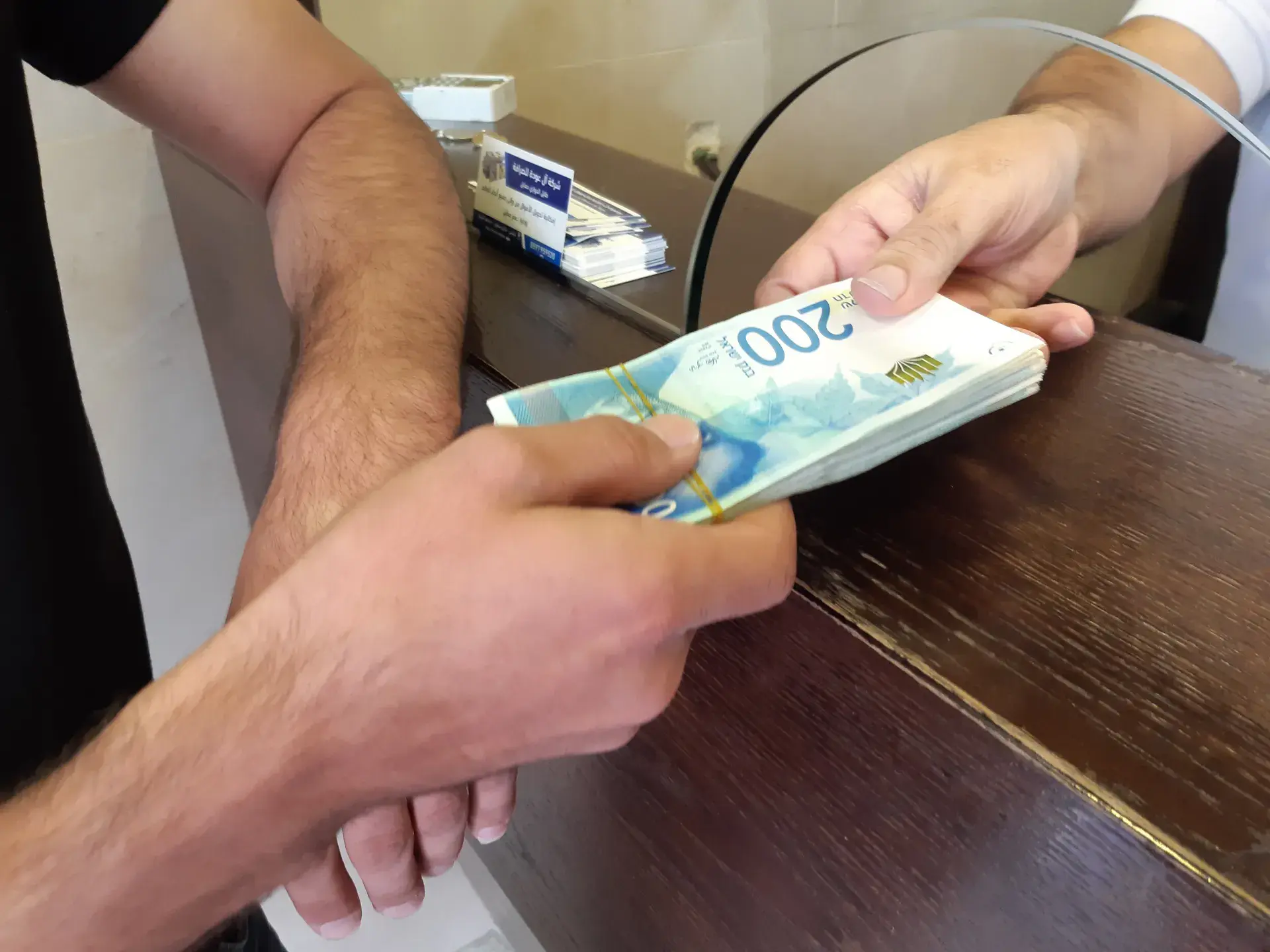 أزمة الشيكل تتفاقم في الضفة.. القطاع الخاص يحتج والبنوك تواجه اختناقًا في السيولة