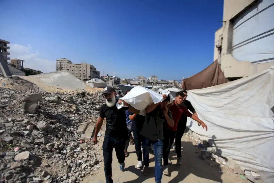 شهيدان وإصابات في غارتين بغزة