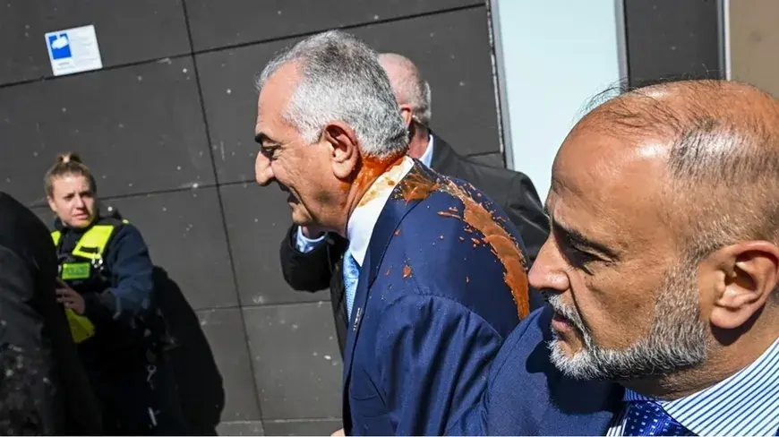 رشق رضا بهلوي بسائل أحمر في برلين