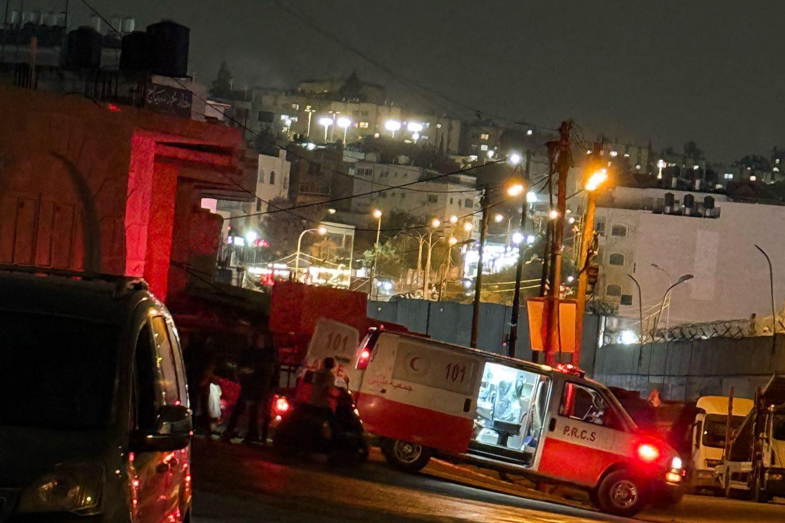 بحماية قوات الاحتلال.. مستعمرون يحتجزون مواطنين ويمنعون الإسعاف في بيت أمرين