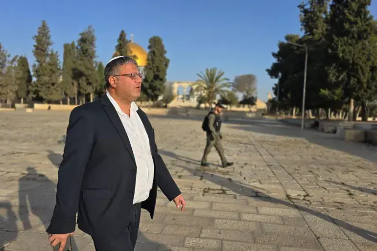 المتطرف بن غفير يقتحم المسجد الأقصى المبارك بحراسة مشددة من قوات الاحتلال