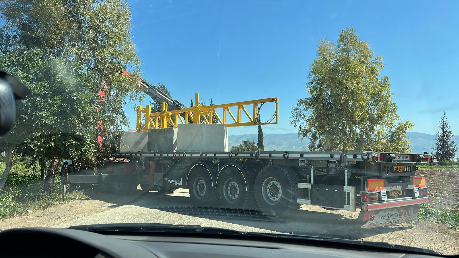 الاحتلال ينصب بوابة حديدية عند مدخل قريتي بردلة وكردلة بالأغوار الشمالية