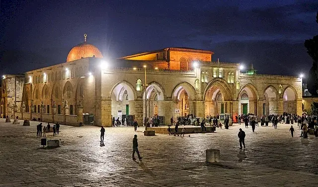 الاحتلال يعتقل إمام الأقصى ويمنع تجهيز المسجد لاستقبال رمضان ويصدر أوامر إبعاد