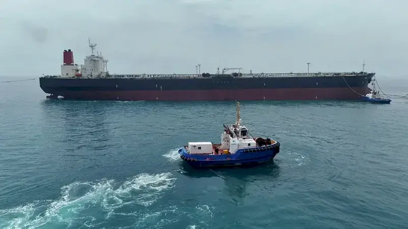 الإمارات: مقتل بحار بتعرض ناقلتين لاستهداف إيراني بمضيق هرمز