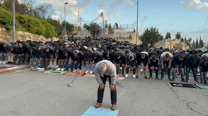 الاحتلال يمنع صلاة العيد في "الأقصى" والمصلون يؤدونها في محيطه وسط تضييق واعتداءات