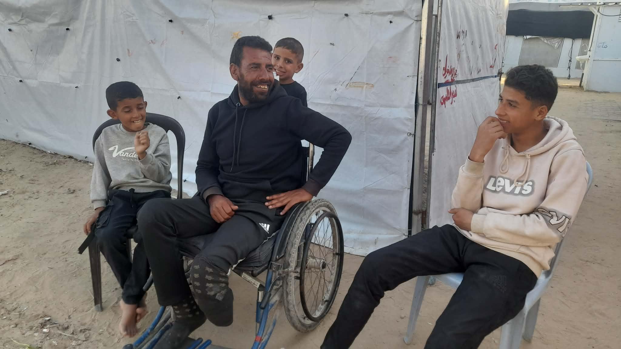 العامل المصاب عادل موسى (43 عامًا)، وهو على كرسيه المتحرك 