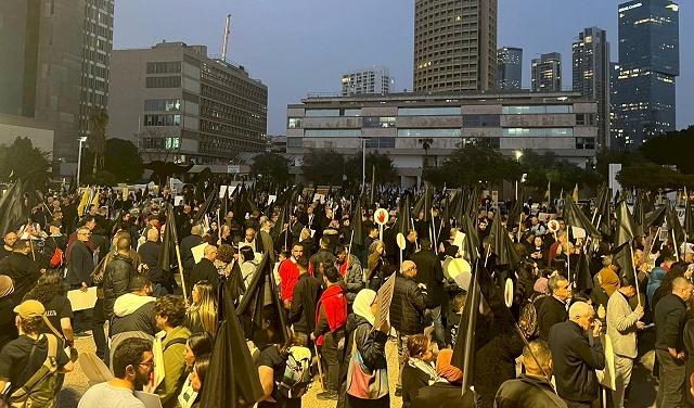 الآلاف يتظاهرون في تل أبيب تنديدا باستفحال الجريمة وتواطؤ الشرطة الإسرائيلية