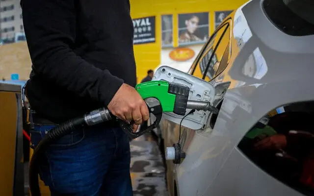 إسرائيل تخفض سعر البنزين نصف شيكل للتر