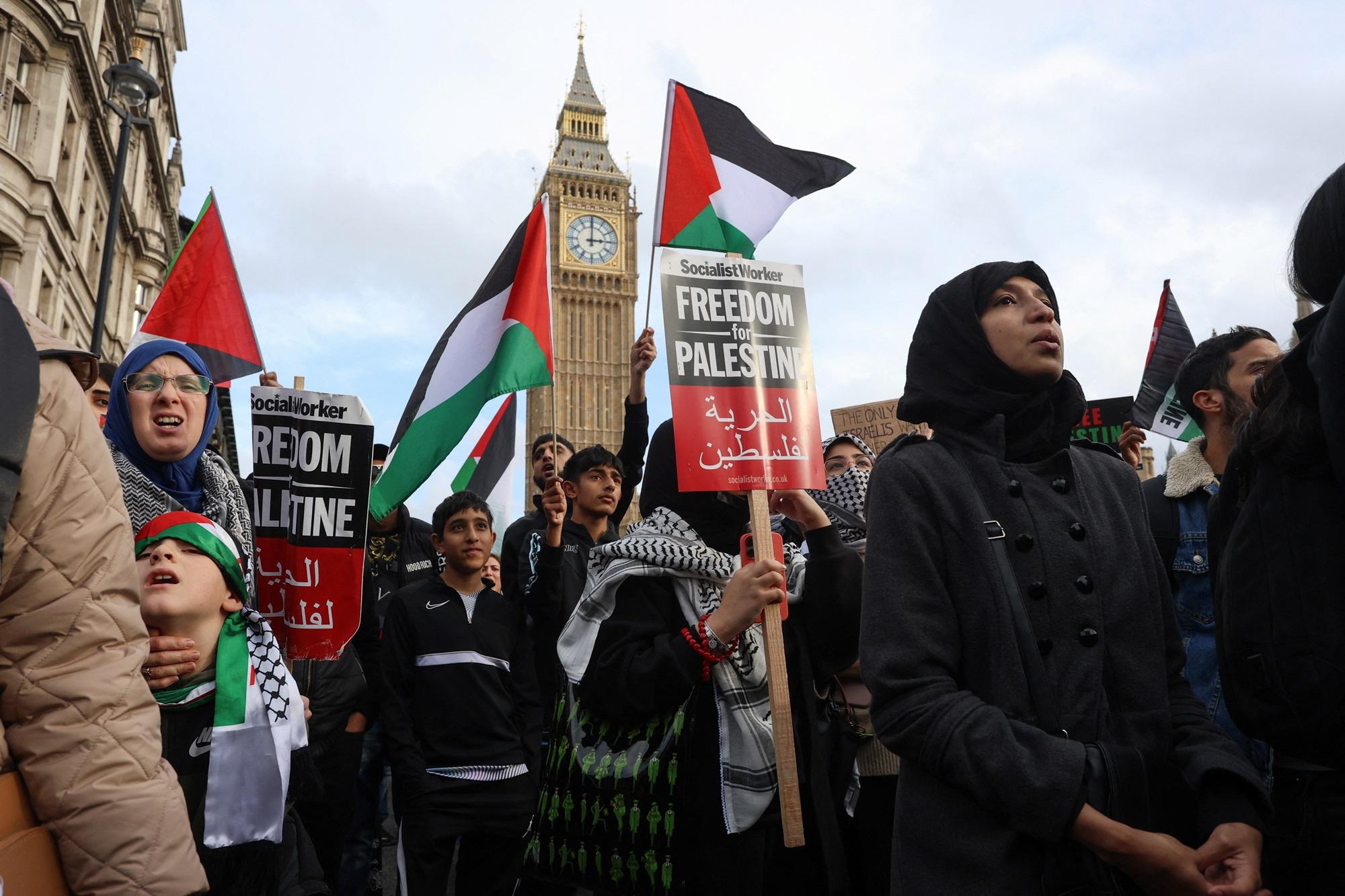 مؤيدو فلسطين لـ ستارمر : أوقفوا الإبادة الجماعية لا حرياتنا في معارضتها
