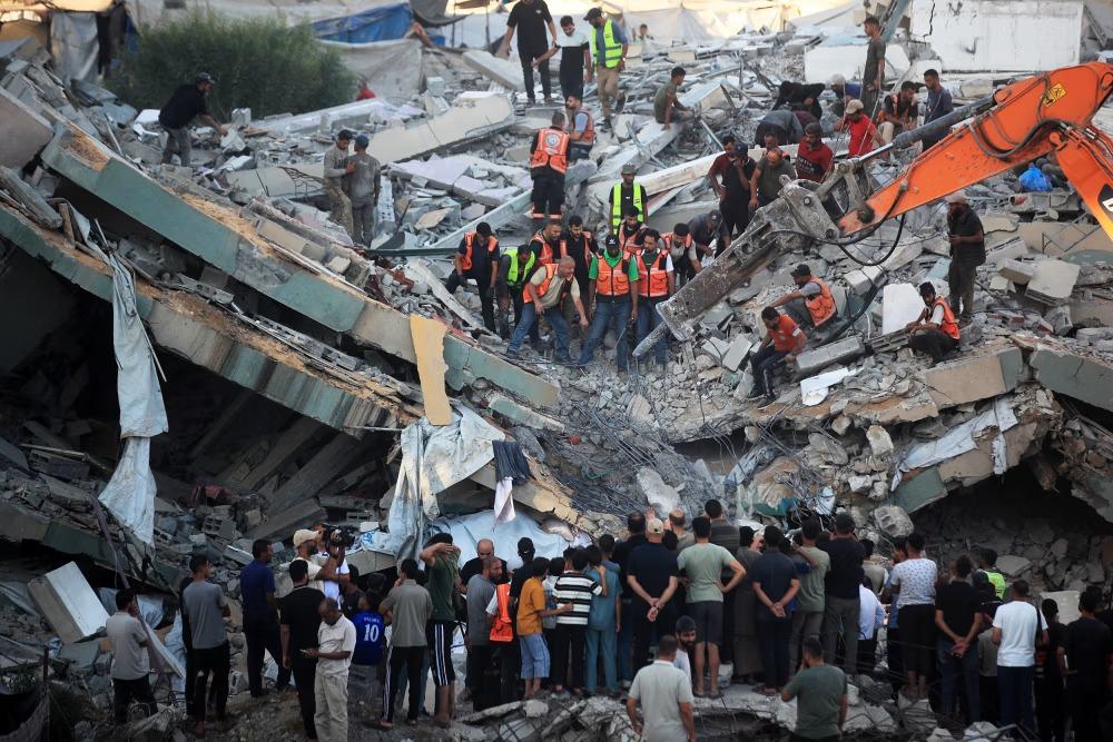 الحكومة تطالب بالسماح لطواقم الإنقاذ الفلسطينية والدولية بالدخول إلى غزة
