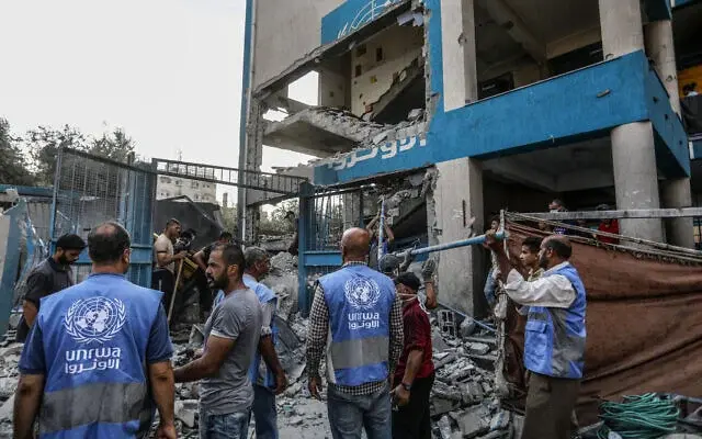 رسالة فصل عبر البريد الإلكتروني.. كيف تحوّلت حياة 70 موظفًا في "الأونروا" إلى المجهول؟