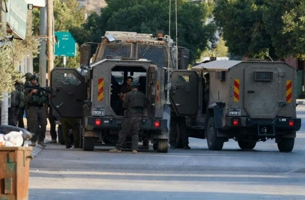 الاحتلال يُداهم بلدات في الضفة والقدس ويعتقل عددًا من المواطنين