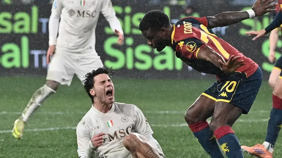 ركلة جزاء قاتلة تنقذ نابولي من مفاجآت جنوى