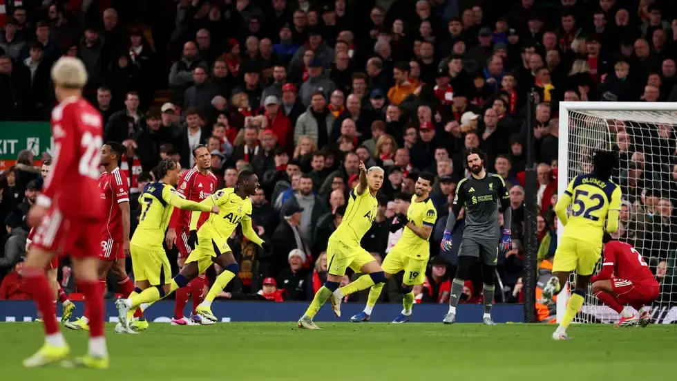 توتنهام يحبط ليفربول بتعادل قاتل 1-1 فى الدورى الإنجليزى.