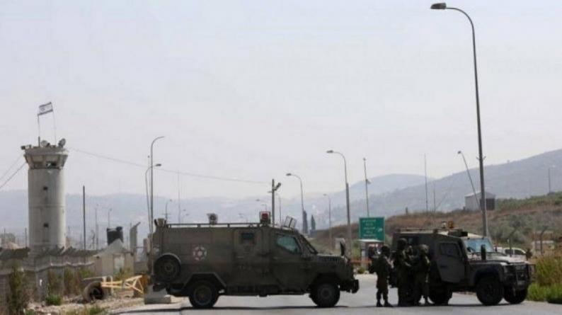 الاحتلال يصيب مواطنًا بالرصاص ويغلق حاجز عناب شرق طولكرم