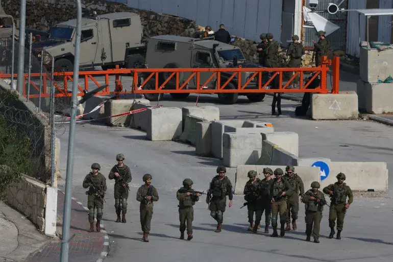 قوات الاحتلال تشدد إجراءاتها عند المدخل الشرقي للخليل