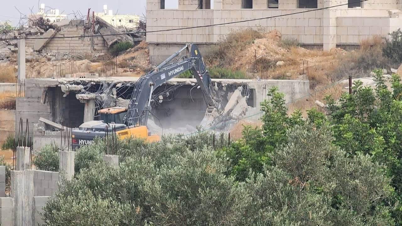 الاحتلال يهدم منزلين قيد الإنشاء برام الله ويُفجر آخر في نابلس