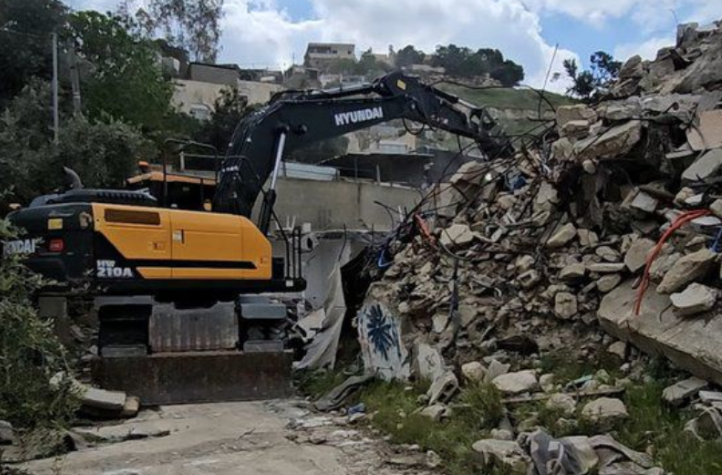 الاحتلال يجبر 3 أشقاء مقدسيين على هدم منازلهم في رأس العامود