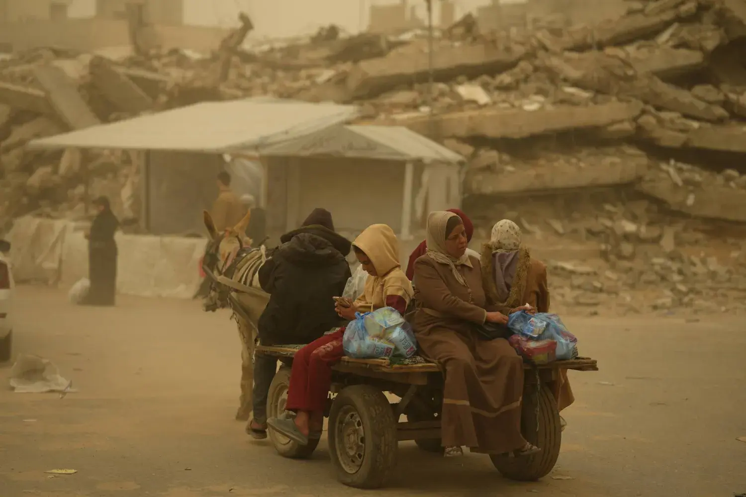 مُراقبون يجيبون لـ"خبر": هل أصبح ملف الهدنة بغزة مهمشًا في ظل الحرب على إيران؟!