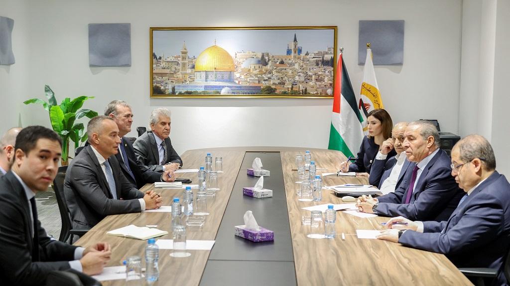 حسين الشيخ يبحث مع ميلادينوف سبل تنفيذ المرحلة الثانية من خطة ترامب بشأن غزة