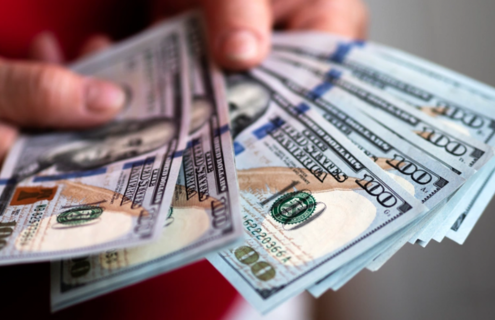 الدولار يتراجع عن أعلى مستوى في 18 شهرًا