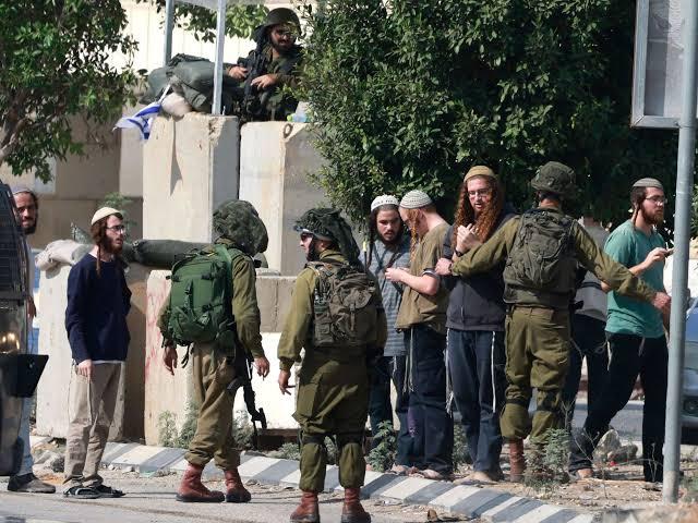 تصاعد اعتداءات المستوطنين بحماية الاحتلال في عدة محافظات بالضفة والقدس