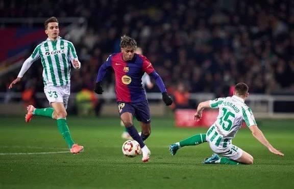 برشلونة ينهي سلسلة ريال بيتيس ويعادل أفضل انطلاقة في تاريخ الليجا