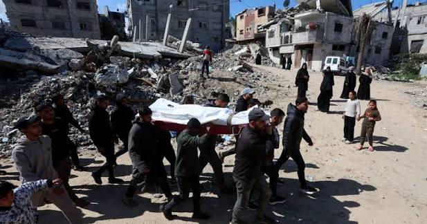 شهيد متأثرًا بجراحه وقصف مدفعي وإطلاق نار يستهدف خيام النازحين في القطاع