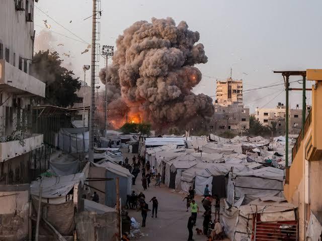 4 شهداء وإصابات بقصف مركبة وإطلاق نار في قطاع غزة