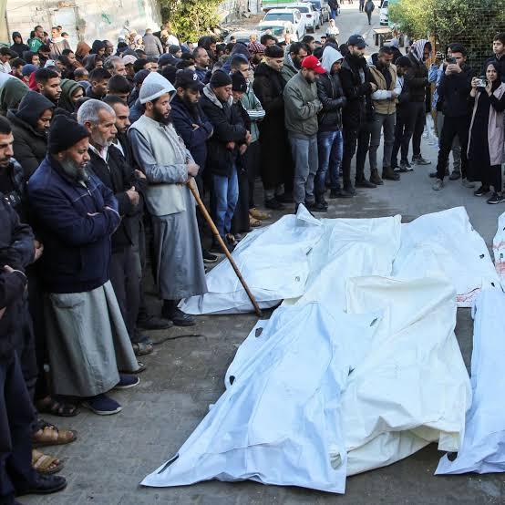 أحدهما متأثرًا بجراحه.. 3 شهداء ومصابون بقصف إسرائيلي في قطاع غزة