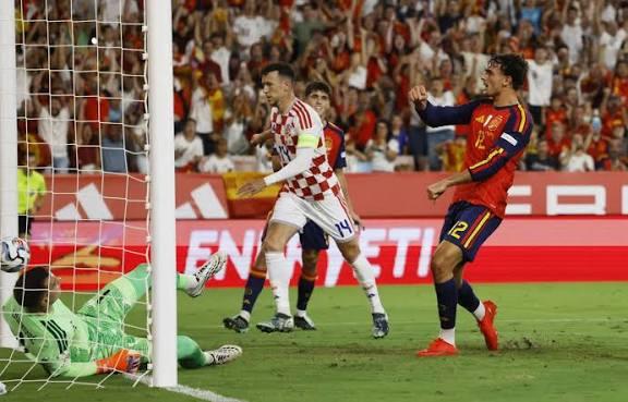 إسبانيا تقلب تأخرها أمام كرواتيا وتفوز بهدفي ميرنيو في دوري الأمم الأوروبية