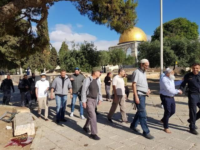 مستوطنون يقتحمون باحات الأقصى وسط قيود مشددة