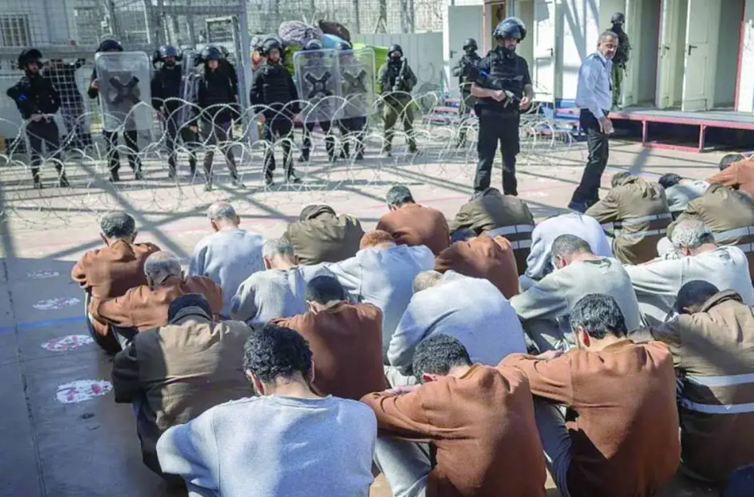 قرار إسرائيلي يسمح للصليب الأحمر بزيارة الأسرى الفلسطينيين ومقاتلي حماس داخل السجون