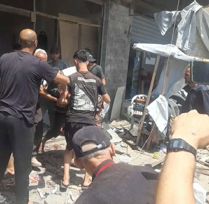 شهيد وإصابات جراء استهداف إسرائيلي أمام بوابة مستشفى شهداء الأقصى