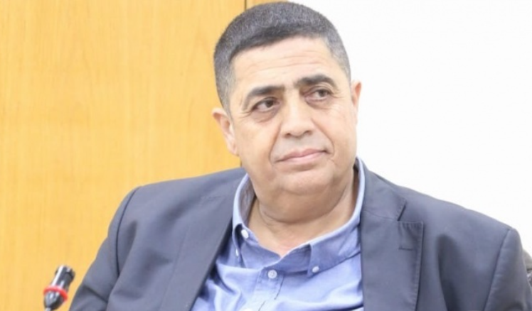 مخابرات الاحتلال تقتحم منزل اللواء النتشة وتُسلّمه بلاغا لمراجعة مخابراتها غدا