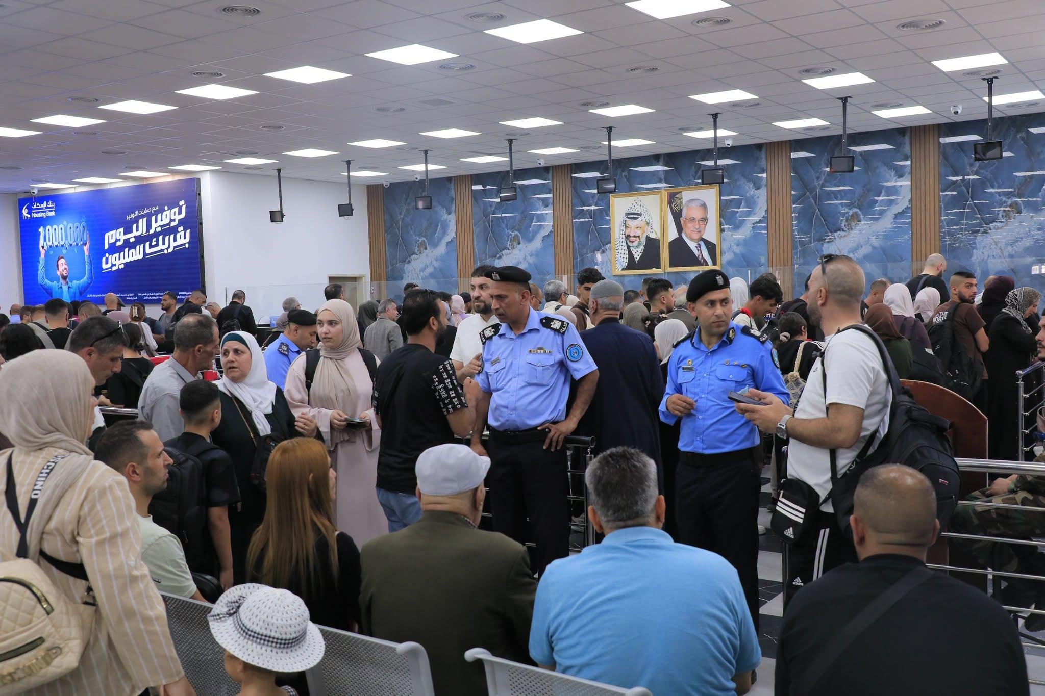 "المعابر والحدود": حركة سفر نشطة على معبر الكرامة رغم التوقفات والتشويش