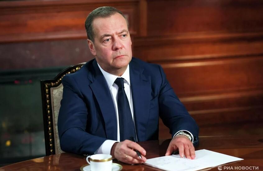 مدفيديف: لا أرى أمريكا خارج النيتو وعلى روسيا التخلي عن "التسامح مع الجيران" الساعين لتحالف ضدها