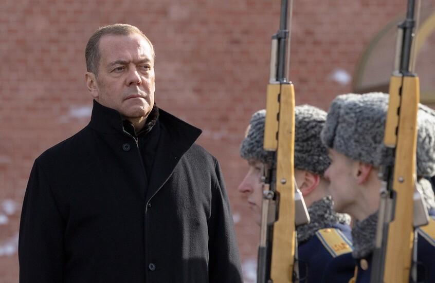 مدفيديف: ستضطر روسيا لاستخدام السلاح النووي حال سلمت بريطانيا وفرنسا تكنولوجيا نووية لكييف